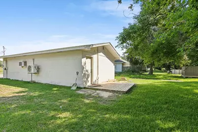 1300 S Kansas Avenue, Anahuac, TX 77514 - Photo 21