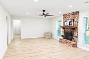204 Royal Oaks St, Huntsville, TX 77320 - Photo 13