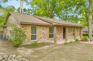 204 Royal Oaks St, Huntsville, TX 77320 - Photo 3