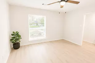 204 Royal Oaks St, Huntsville, TX 77320 - Photo 9