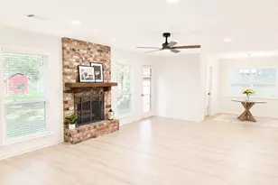 204 Royal Oaks St, Huntsville, TX 77320 - Photo 11