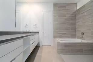 5857 E Post Oak Ln, Houston, TX 77055 - Photo 9