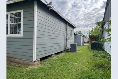 1507 W 5th Street, Freeport, TX 77541 - Photo 9