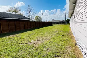 431 N 6th St, La Porte, TX 77571 - Photo 17