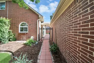 1302 Wickshire Ln, Houston, TX 77043 - Photo 5