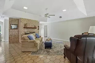 611 Forest Lake Dr, Seabrook, TX 77586 - Photo 9