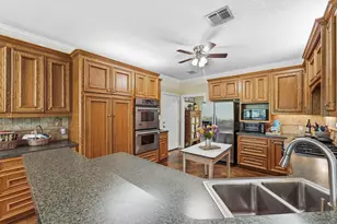 911 Oak Leaf St, La Porte, TX 77571 - Photo 13