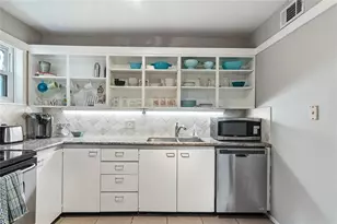 3022 Baldwin St, Houston, TX 77006 - Photo 9