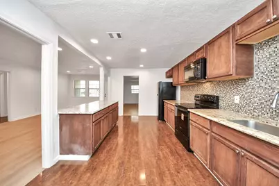 5521 Southlea Street, Houston, TX 77033 - Photo 9