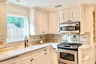 1022 Oak Leaf St, La Porte, TX 77571 - Photo 7