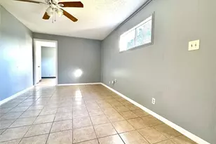 425 E Park St, Alvin, TX 77511 - Photo 17