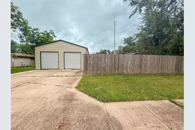 301 Azalea Street, Lake Jackson, TX 77566 - Photo 9