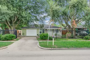 981 S Victory Dr, Houston, TX 77088 - Photo 1