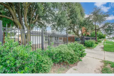 981 S Victory Drive, Houston, TX 77088 - Photo 3