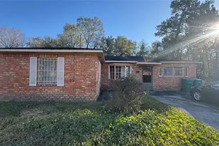 1913 Lincoln Dr, Orange, TX 77630 - Photo 1