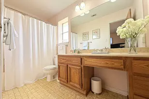 419 Narcissus St, Lake Jackson, TX 77566 - Photo 9