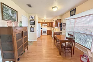 419 Narcissus St, Lake Jackson, TX 77566 - Photo 5