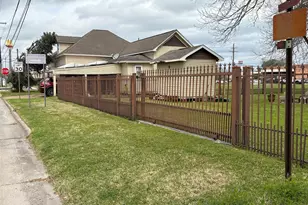 209 W Houston St, Dayton, TX 77535 - Photo 5