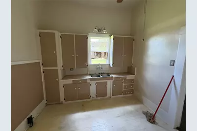 209 W Houston Street, Dayton, TX 77535 - Photo 9