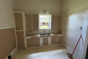 209 W Houston St, Dayton, TX 77535 - Photo 9