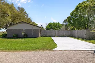 1706 Avenue A, Danbury, TX 77534 - Photo 5