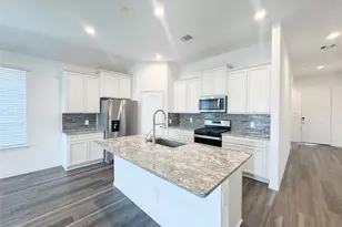 519 Newcomb Holw Dr, Conroe, TX 77304 - Photo 5