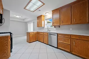 460 W Houston St, Highlands, TX 77562 - Photo 7