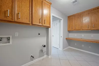 460 W Houston Street, Highlands, TX 77562 - Photo 9