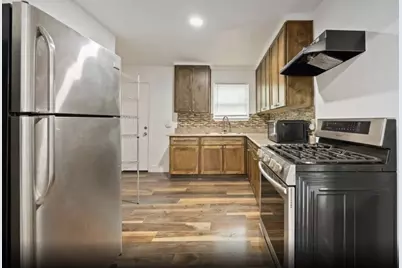 6043 Lyndhurst Drive, Houston, TX 77033 - Photo 9