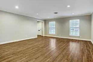 10302 Oak Point Dr, Houston, TX 77043 - Photo 7