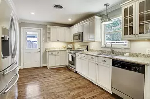 10302 Oak Point Dr, Houston, TX 77043 - Photo 9