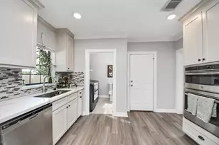 1561 Scharpe St, Houston, TX 77023 - Photo 9