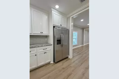 813 N Valderas Street, Angleton, TX 77515 - Photo 9