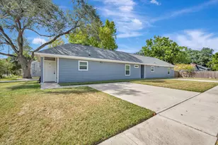 904 W Sealy St, Alvin, TX 77511 - Photo 1