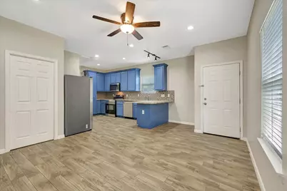 904 W Sealy Street #A-B, Alvin, TX 77511 - Photo 5