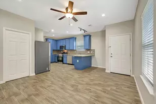 904 W Sealy St, Alvin, TX 77511 - Photo 5