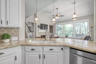 42 E Knightsbridge Dr, The Woodlands, TX 77385 - Photo 9