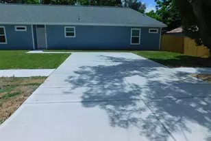 904 W Sealy, Alvin, TX 77511 - Photo 1