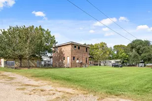 4612 17th St, Bacliff, TX 77518 - Photo 3