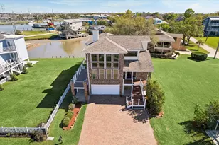 807 N Shore Dr, Kemah, TX 77565 - Photo 1