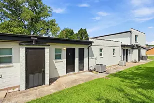 1919 20th St, Huntsville, TX 77340 - Photo 3