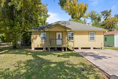 122 W Bernard Street, Clute, TX 77531 - Photo 1