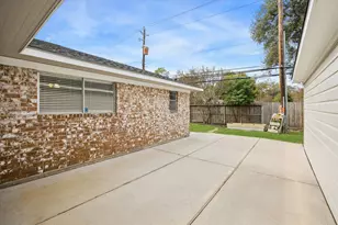 2310 Walnut Bend Ln, Houston, TX 77042 - Photo 25