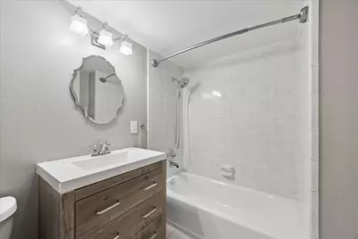 2406 Brooktree Drive, Houston, TX 77008 - Photo 25
