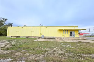 1616 Avenue F, Bay City, TX 77414 - Photo 9