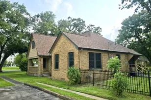 229 E Cedar St, Angleton, TX 77515 - Photo 21