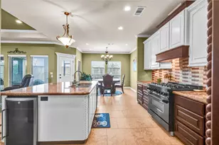 101 Deerwood Dr, Lake Jackson, TX 77566 - Photo 9