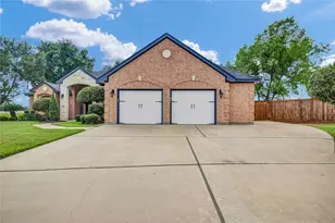 101 Deerwood Dr, Lake Jackson, TX 77566 - Photo 3