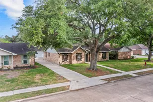 707 Briargrove Dr, Alvin, TX 77511 - Photo 3