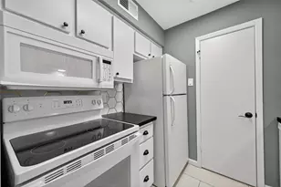 7555 Katy Fwy, Houston, TX 77024 - Photo 15